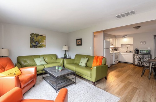 Kettering Apartment | Stylish 2BR retreat on 2nd FL 1 block from The Greene. Modern vibes, Gigabit WiFi, and private garage. Ideal for UD, WPAFB, and traveling professionals.