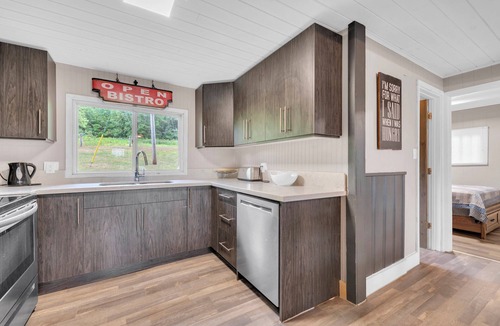 Centre Hastings Cottage | Stylish 3BR Waterfront Cottage with Large Dock