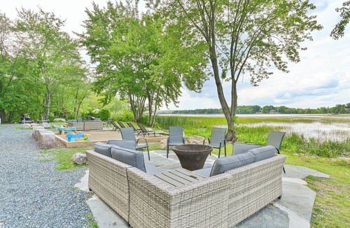 Centre Hastings Cottage | Stylish 3BR Waterfront Cottage with Large Dock
