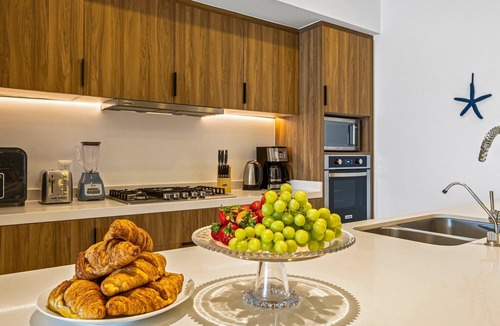 Las Glorias Apartment | Stylish Beachfront 2BR - Balcony & Pools