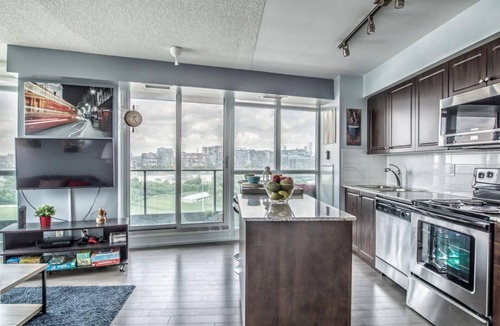 Bathurst Quay Hotel | Stylish Corner Panoramic | Steps to Lake & Downtown Core