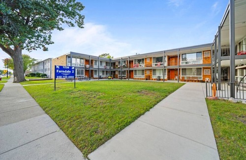 Ferndale Apartment | Stylish cozy 1 Bedroom Apartment in Ferndale MI