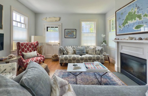 Tisbury House | Stylish In-Town Cottage- Walk to everything!