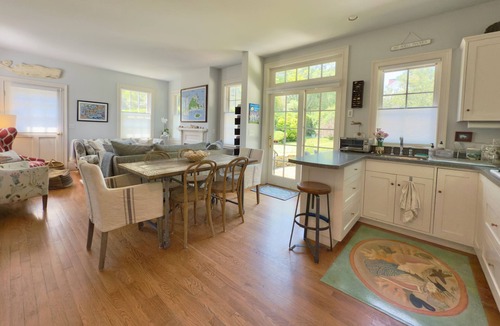 Tisbury House | Stylish In-Town Cottage- Walk to everything!