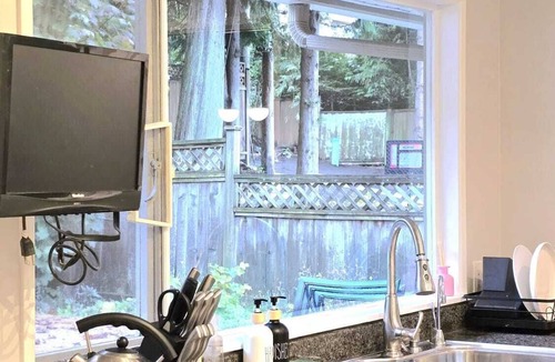 Upper Lonsdale House | Stylish Master Room with Hot tub and shared kitchen living room -North vancouver