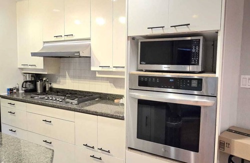Upper Lonsdale House | Stylish Master Room with Hot tub and shared kitchen living room -North vancouver