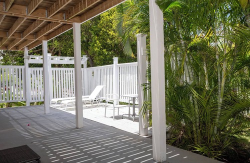 Governor's Harbour Apartment | Stylish Suite on Landscaped Grounds Walk to Town and Beach