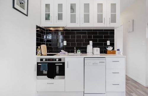 Mount Albert Apartment | Summerside Unit with Parking and Air-con