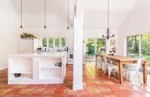 Sharon Cottage | Sun filled cottage in the woods