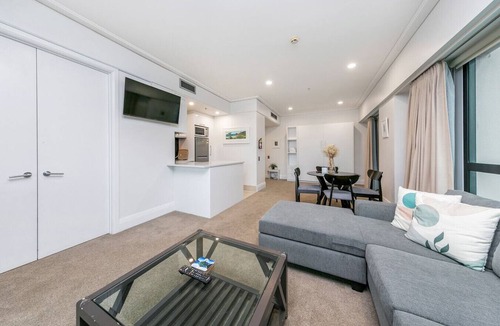 Auckland Central Business District Apartment | Sunlit Corner Apartment w/Harbour Views
