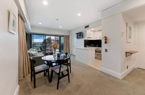 Auckland Central Business District Apartment | Sunlit Corner Apartment w/Harbour Views