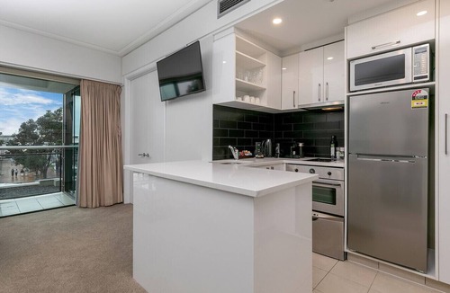 Auckland Central Business District Apartment | Sunlit Corner Apartment w/Harbour Views