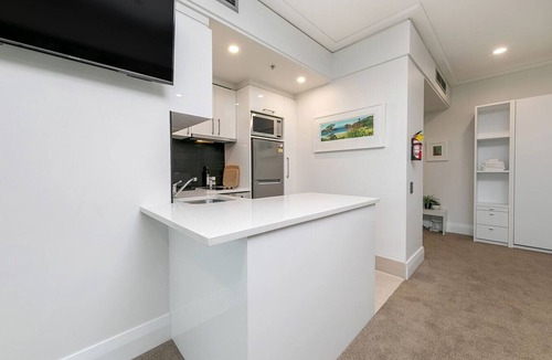 Auckland Central Business District Apartment | Sunlit Corner Apartment w/Harbour Views