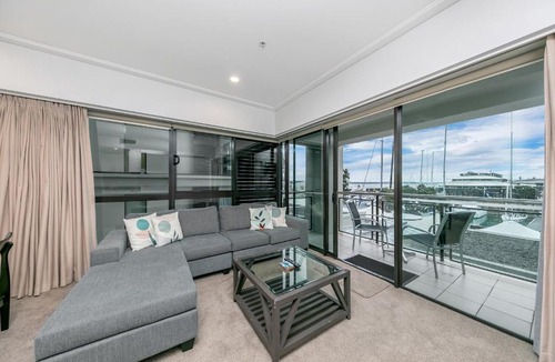 Auckland Central Business District Apartment | Sunlit Corner Apartment w/Harbour Views