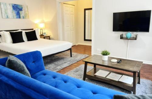 Rogers Park Apartment | Sunlit Studio with City Charm - Lunt studio rep