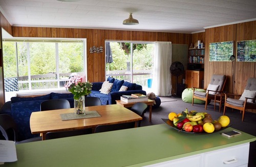 Te Mahia House | Sunny bach above secluded swimming beach