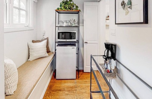 East Beach Apartment | Sunny corner studio - 1 block to East Beach