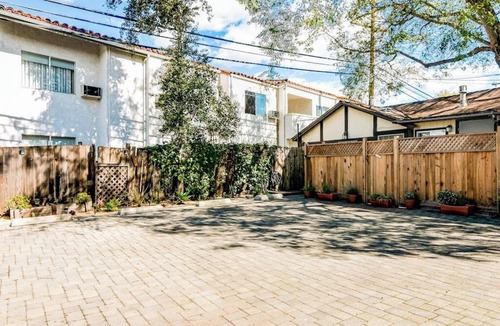 East Beach Apartment | Sunny corner studio - 1 block to East Beach