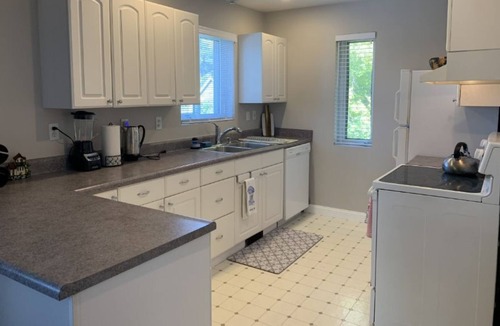 Roselawn Finance Apartment | Sunny, spacious and comfortable 2 bedroom apartment in Pleasant Ridge