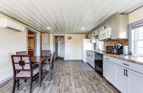 Avenue Cottage | Sunrise Landing: Waterfront Cottage in Avenue!