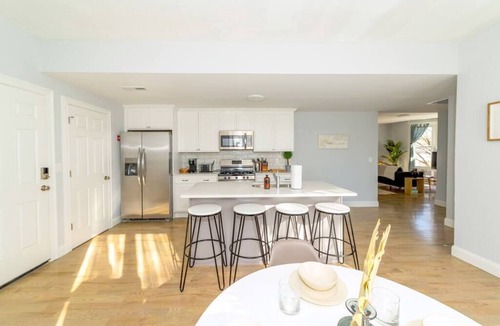 East Rock Apartment | Sunshine Central | Yale | 3BR | Prking | Wshr/Dryr