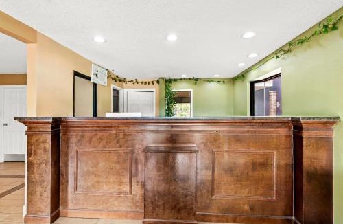 Springdale Hotel | Super 8 by Wyndham Cincinnati-Springdale OH