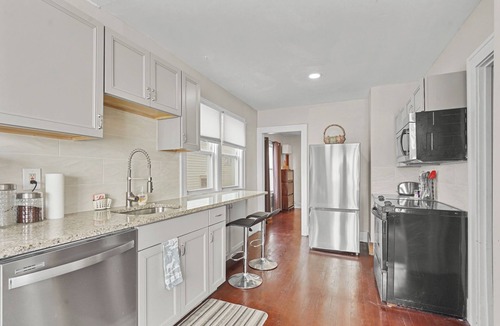 Ferndale House | Super Cute & Comfy Home in Ferndale with 2B, 2Full Bath, Big TV, Porch, AC, WiFi