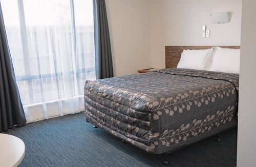 Riccarton Hotel | Superior Queen Room Studio