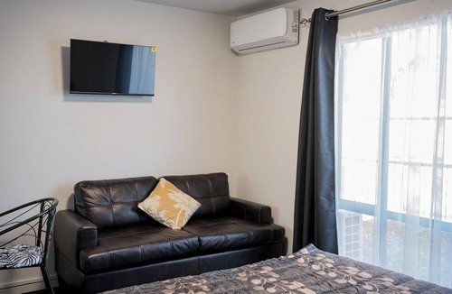 Riccarton Hotel | Superior Queen Room Studio