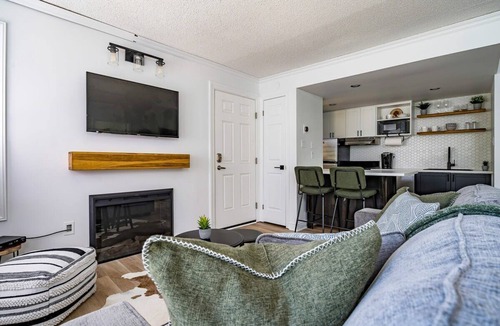 Craigleith Condo | Sweet Retreat/Shuttle, Pool & Outdoor Escape
