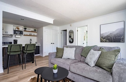 Craigleith Condo | Sweet Retreat/Shuttle, Pool & Outdoor Escape
