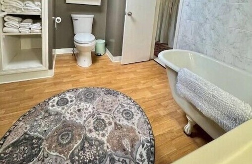 Wallingford Center Apartment | Sweet sparkling clean 1 bedroom