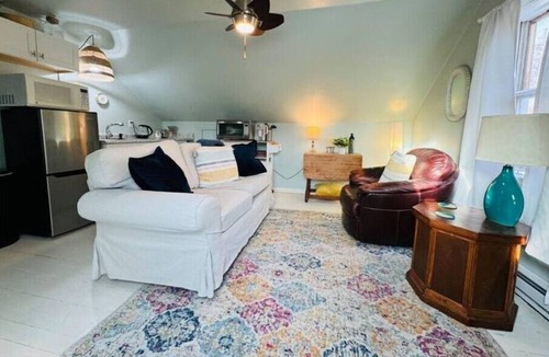 Wallingford Center Apartment | Sweet sparkling clean 1 bedroom