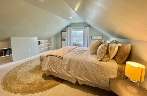 Wallingford Center Apartment | Sweet sparkling clean 1 bedroom
