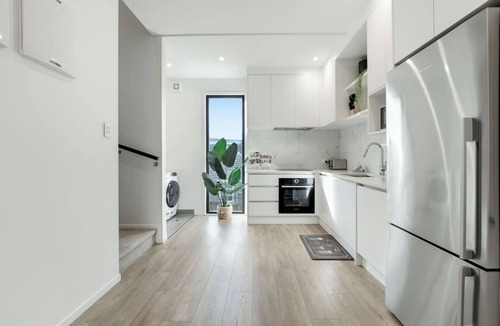 Takapuna Villa | Takapuna Modern Townhouse | Parking nr Lake Pupuke