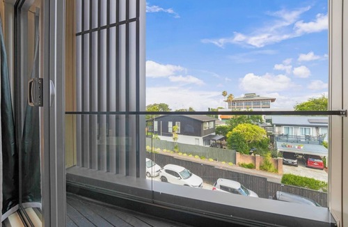 Takapuna Villa | Takapuna Modern Townhouse | Parking nr Lake Pupuke