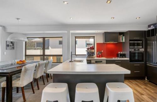 Whangamata House | Tangaroa Beachside Bliss - with Private Pool