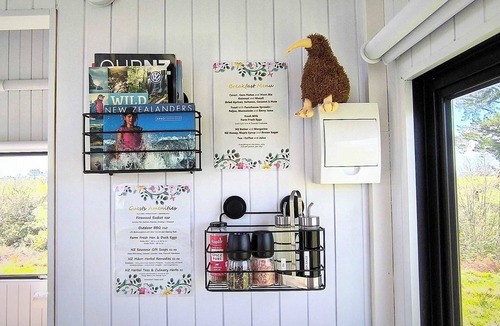 Midhirst House | Taranaki Creekside KIWI by Tiny Away
