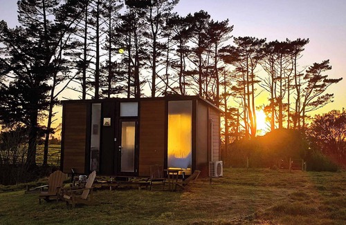 Midhirst House | Taranaki Creekside KIWI by Tiny Away