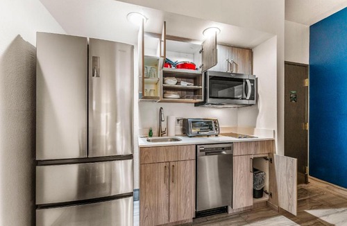 Tempe Apartment | Tempe Studio One bedroom w pool, jacuzzi, gym perfect location PETS ALLOWED