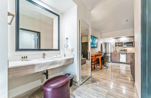 Tempe Apartment | Tempe Studio One bedroom w pool, jacuzzi, gym perfect location PETS ALLOWED