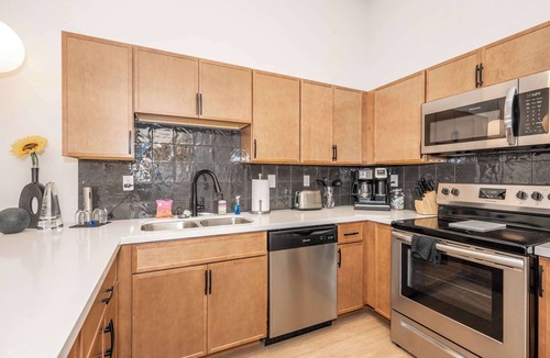 Central Business District Apartment | The 333 Suites 303 Suite for 6