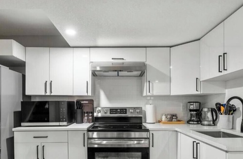 Northwest Edmonton Apartment | The Albany Hideout - Sleeps4 - QueenBed - NFLX&Wifi