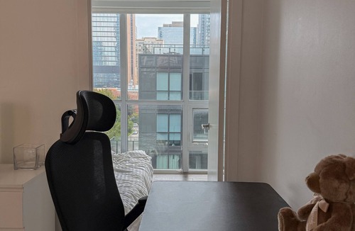 Bloor-Yorkville Hotel | The Britt| King Bed, Jacuzzi Gym Pool and More| Your Downtown Getaway|