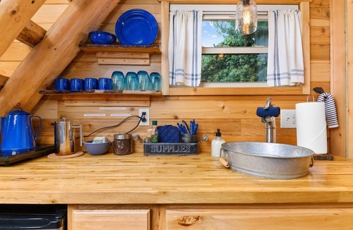 Kerns Hotel | The Cabin - Custom Tiny Home w/Log Cabin Vibe