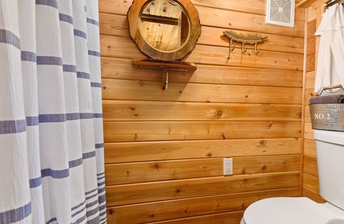 Kerns Hotel | The Cabin - Custom Tiny Home w/Log Cabin Vibe