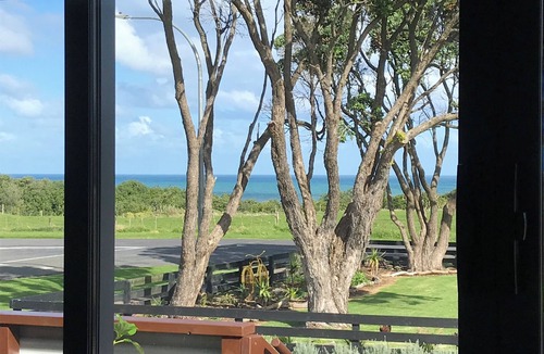 Opunake House | The Cabin-Luxury accomodation with sea views