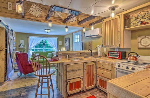 Union Mills Cottage | 'The Country Cottage’ in Union Mills w/Porch!