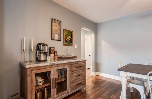Shepherdsville House | The Dark Horse Inn -Churchill Downs, Bourbon Trail, Pet friendly