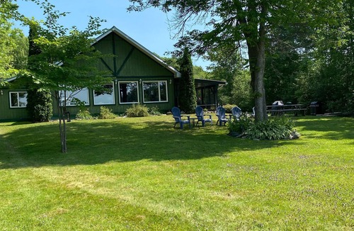 Utterson Cottage | The Lakeshore Oasis - Beautiful All Season Muskoka Cottage with Sunset View